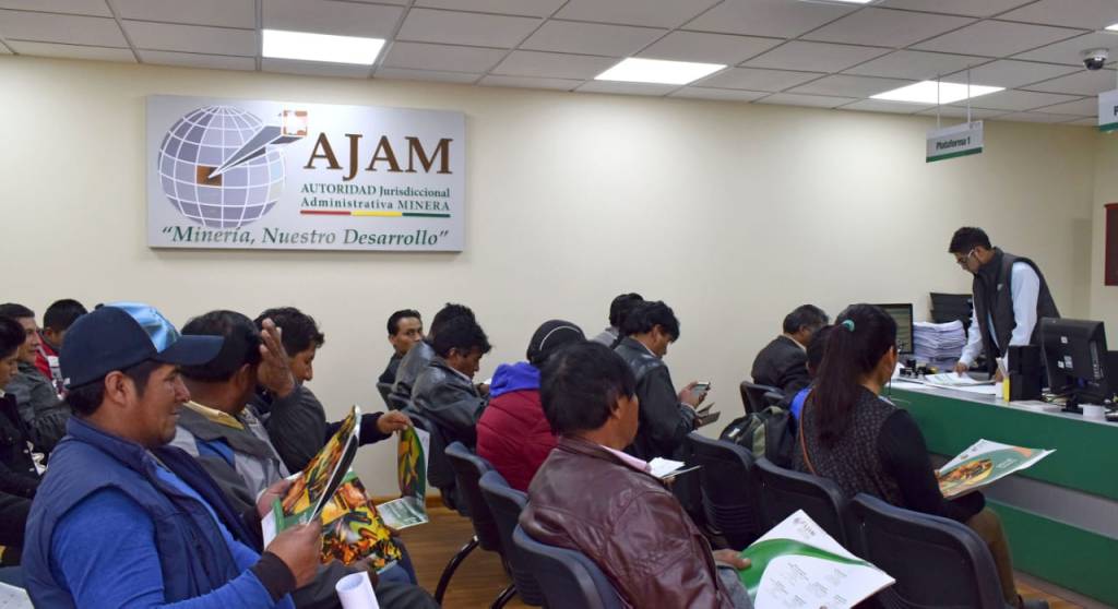 Once resoluciones que prolongan la adecuación y posponen la reversión en la minería&nbsp;boliviana